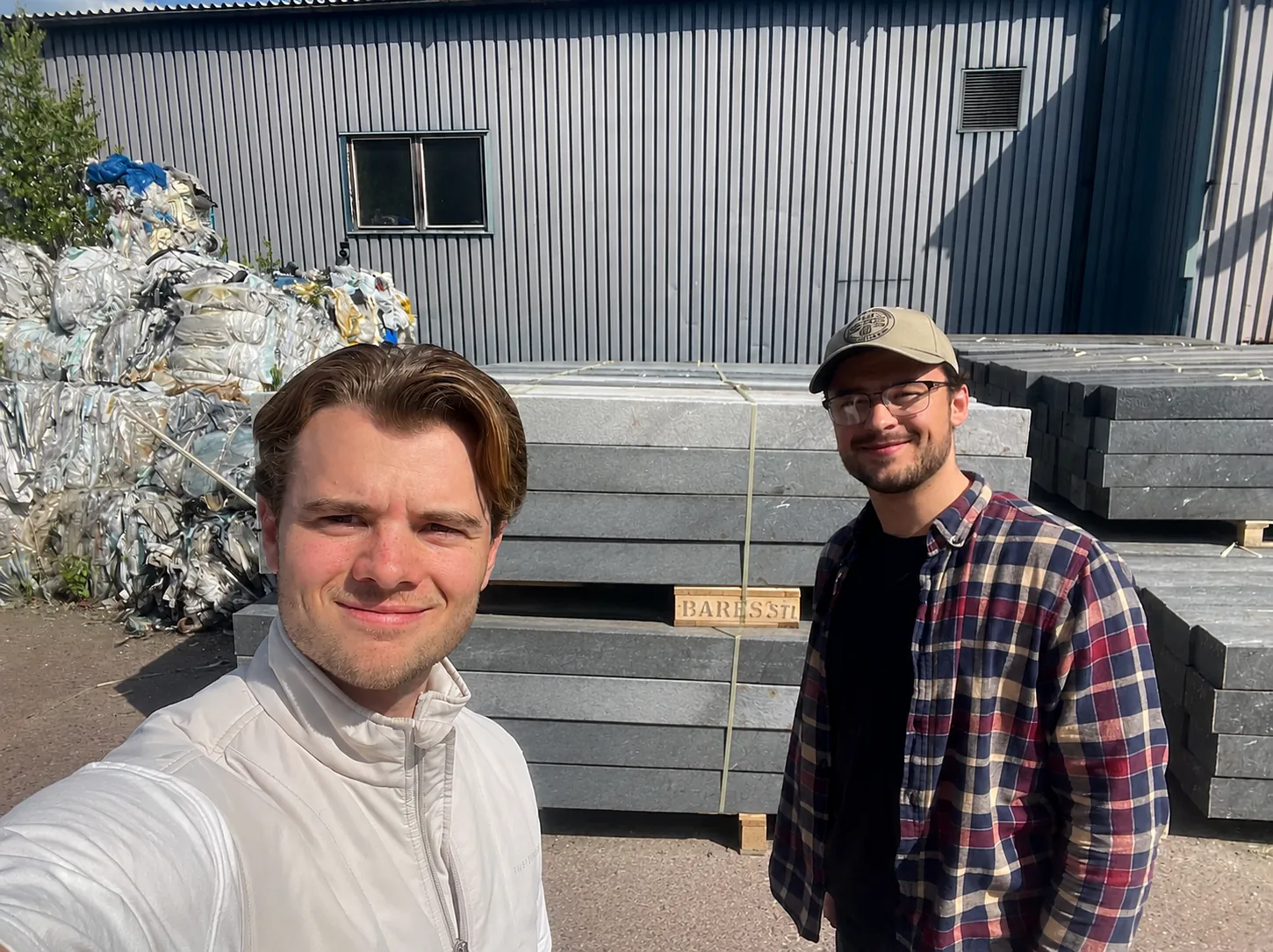 Sliprox grundare framför en stapel kompositsliprar